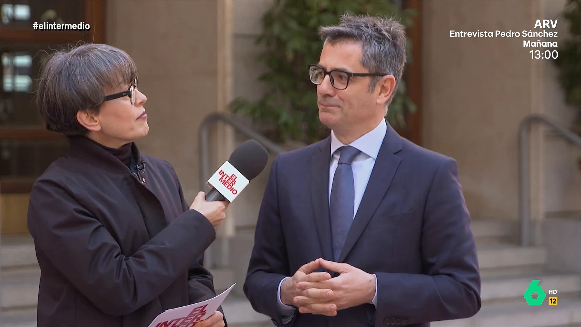 Así reacciona Thais Villas cuando Félix Bolaños le dice que se da "un aire" a George Clooney: "¡Joder, perdón...!"