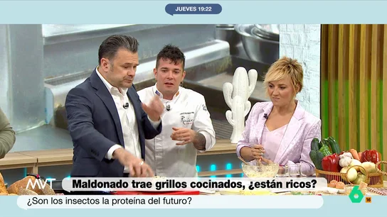Cristina Pardo, sobre la original receta del chef Maldonado: "¿Cómo podéis estar comiendo ensaladillas con grillos?" Carlos Maldonado cocina su particular receta de ensaladilla rusa, un plato al que le gusta añadir un toque crujiente que, en esta ocasión, son los grillos con tomate. Las reacciones opuestas de Iñaki López y Cristina Pardo, en este vídeo.