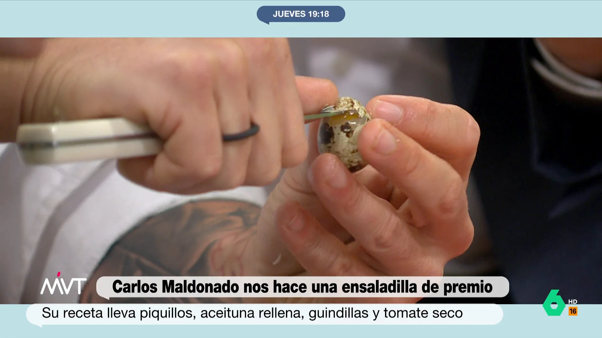 Carlos Maldonado cocina en el plató de Más Vale Tarde una ensaladilla con huevo frito de codorniz y, en este vídeo, muestra su espectacular forma para abrir este preciado producto. Una técnica que deja a Iñaki López entusiasmado.