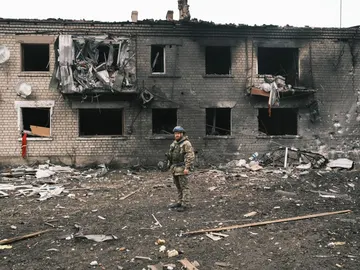 Un policía ucraniano ante un edificio dañado en Volchansk.