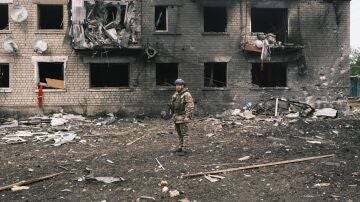 Un policía ucraniano ante un edificio dañado en Volchansk.