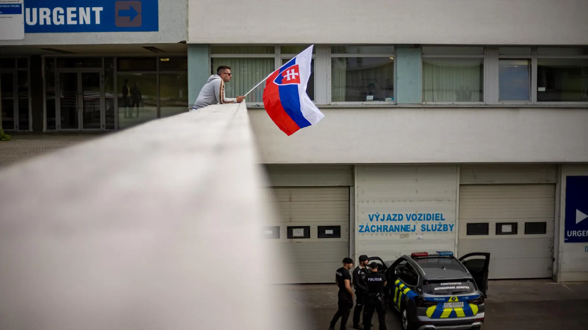 Fachada del Hospital Universitario Roosevelt en el que está ingresado el primer ministro de Eslovaquia, Robert Fico, tras el intento de magnicidio de este miércoles.