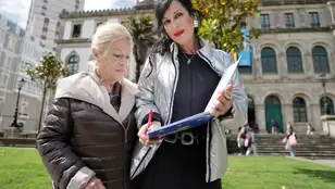 María Gómez y Susana, madre y hermana de Luísa Villalta, homenajeada en el Día das Letras Galegas.