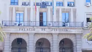 Detalle de la fachada principal de la Audiencia Provincial de Sevilla , a 21 de junio de 2022 en Sevilla (Andalucía, España).