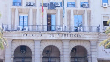 Detalle de la fachada principal de la Audiencia Provincial de Sevilla , a 21 de junio de 2022 en Sevilla (Andalucía, España).