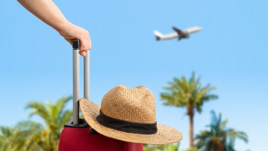Viajero de vacaciones de verano mirando un avi&oacute;n