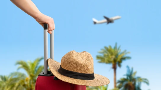 Viajero de vacaciones de verano mirando un avión Viajero de vacaciones de verano mirando un avión