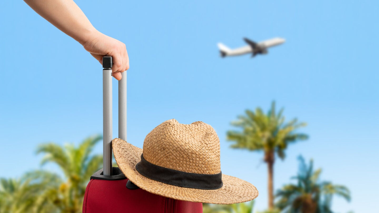 Viajero de vacaciones de verano mirando un avi&oacute;n
