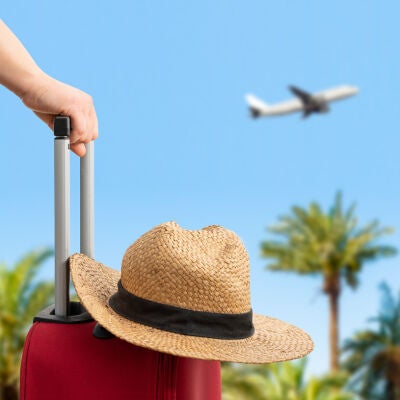 Viajero de vacaciones de verano mirando un avi&oacute;n