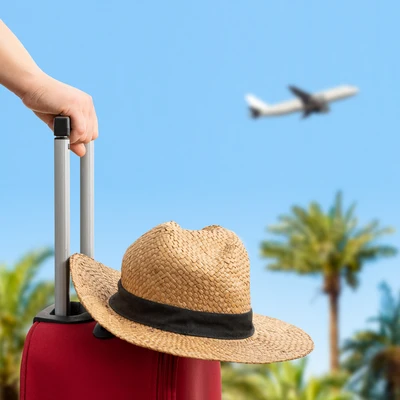 Viajero de vacaciones de verano mirando un avión