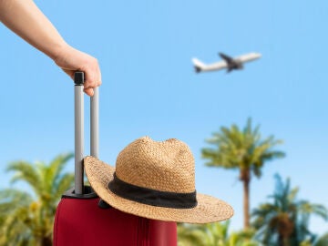 Viajero de vacaciones de verano mirando un avión