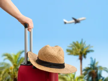 Viajero de vacaciones de verano mirando un avión Viajero de vacaciones de verano mirando un avión