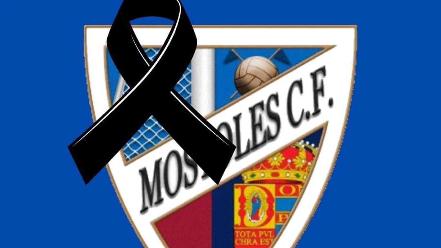 El escudo del Móstoles CF, con un crespón negro El escudo del Móstoles CF, con un crespón negro