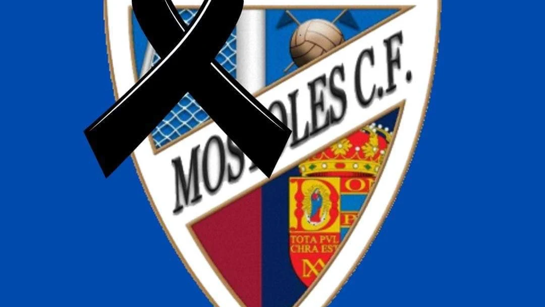 El escudo del Móstoles CF, con un crespón negro