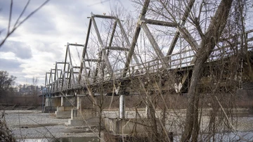 El puente sobre el río Tisza que conecta Ucrania y Rumania