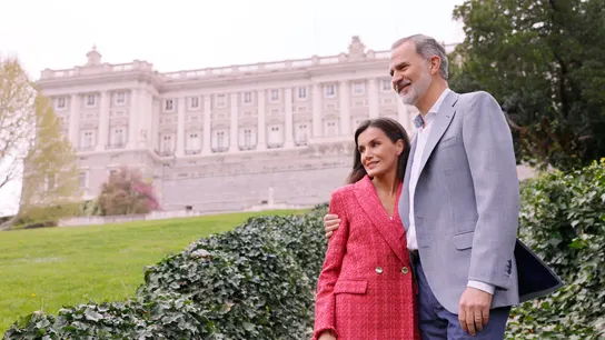 Fotografías de los Reyes Felipe y Letizia, realizadas por el equipo fotográfico de la Casa de S.M. el Rey en los Jardines del Moro del Palacio Real Fotografías de los Reyes Felipe y Letizia, realizadas por el equipo fotográfico de la Casa de S.M. el Rey en los Jardines del Moro del Palacio Real