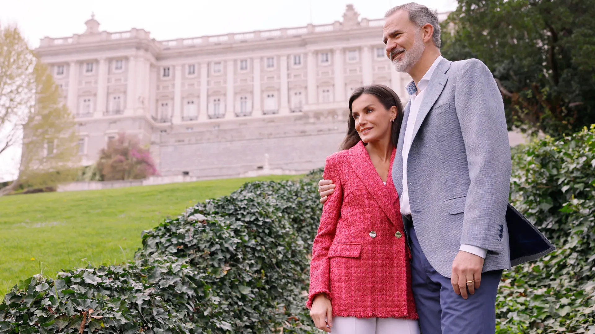 Fotografías de los Reyes Felipe y Letizia, realizadas por el equipo fotográfico de la Casa de S.M. el Rey en los Jardines del Moro del Palacio Real