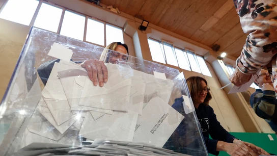 Los miembros de una mesa electoral en Cataluña proceden a la apertura de las urnas para el recuento de votos Los miembros de una mesa electoral en Cataluña proceden a la apertura de las urnas para el recuento de votos