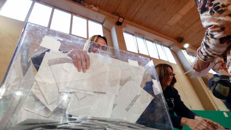 Los miembros de una mesa electoral en Cataluña proceden a la apertura de las urnas para el recuento de votos