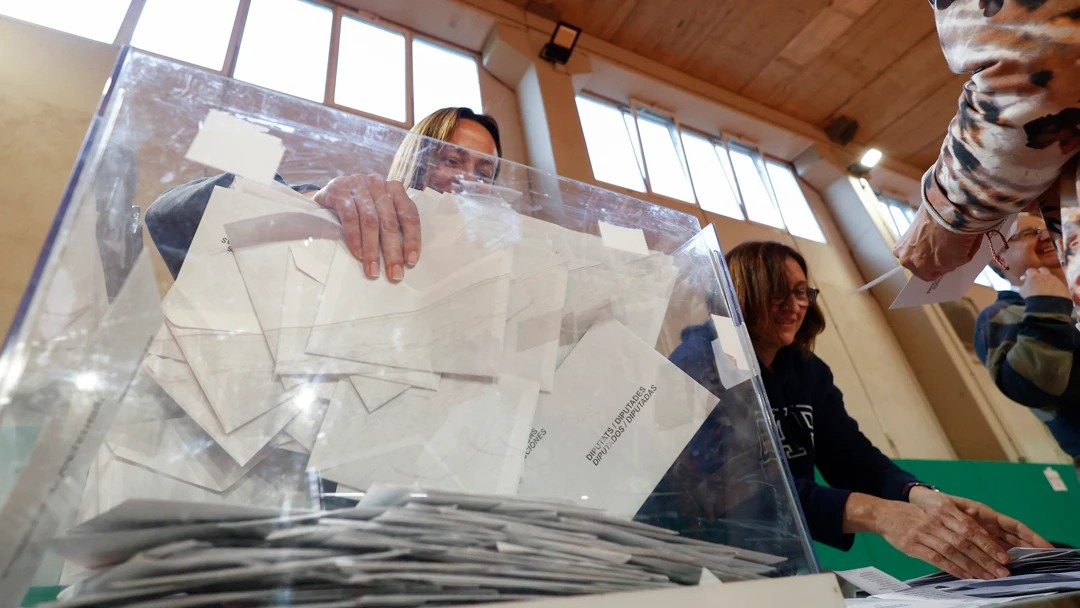 Los miembros de una mesa electoral en Cataluña proceden a la apertura de las urnas para el recuento de votos