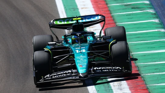 Fernando Alonso, pilotando el Aston Martin Fernando Alonso, pilotando el Aston Martin