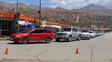 Los visitantes se alinean en la entrada de la carretera que conduce a Bamiyán, Afganistán, donde murieron tres españoles 
