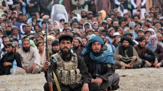 Un militar en Afganistán sentado delante de cientos de ciudadanos Un militar en Afganistán sentado delante de cientos de ciudadanos