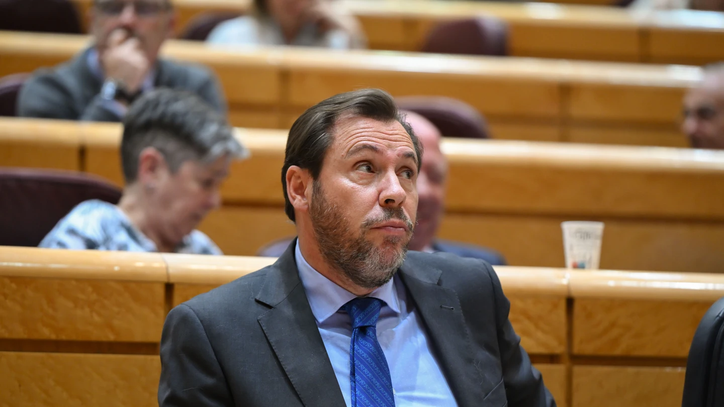 El ministro de Transportes y Movilidad Sostenible, Óscar Puente, asiste a la sesión de control al Gobierno celebrada este martes en el Senado. El ministro de Transportes y Movilidad Sostenible, Óscar Puente, asiste a la sesión de control al Gobierno celebrada este martes en el Senado.
