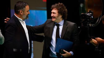 Santiago Abascal y Javier Milei se saludan en la convenci&oacute;n ultra celebrada en Madrid