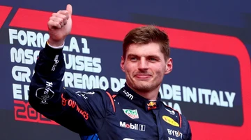 Verstappen, en el podio de Imola