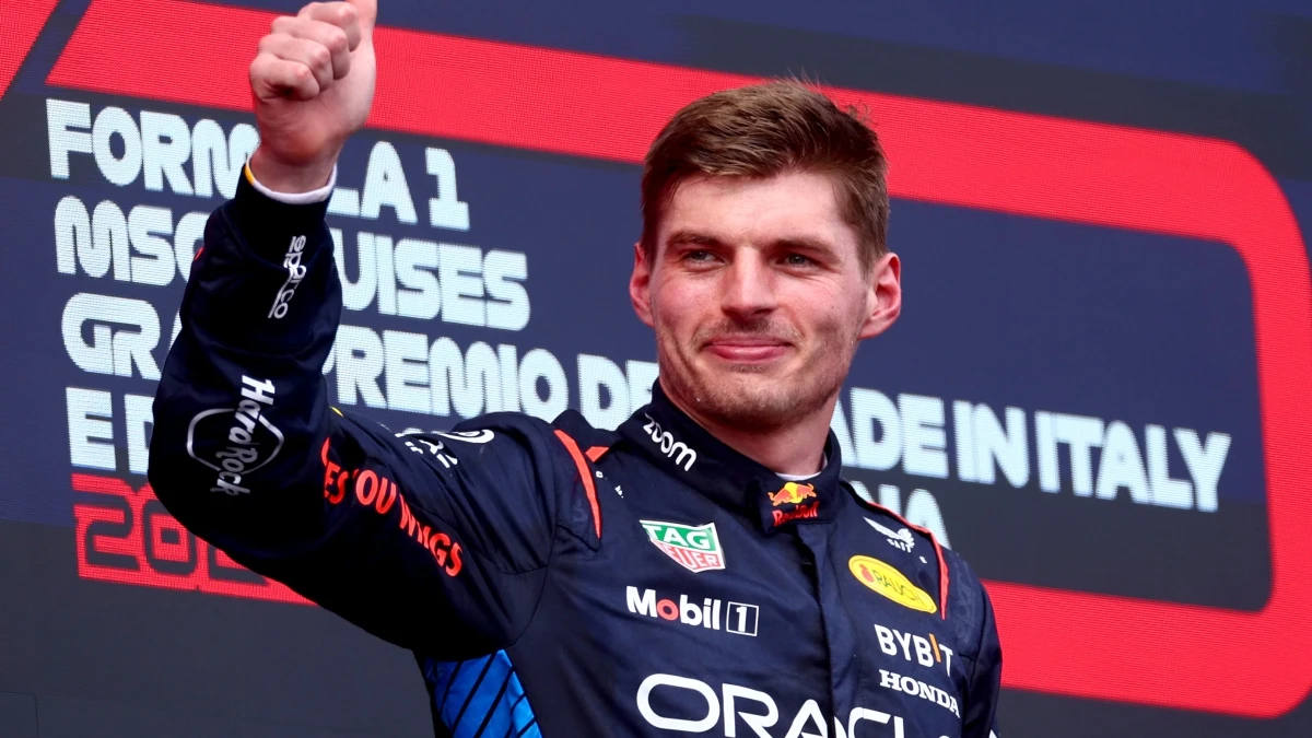 Verstappen, en el podio de Imola