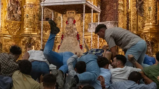 Los almonteños saltan la reja en la ermita a las 2:57 horas haciéndose con el paso de la Virgen del Rocío y dando inicio a una procesión por la aldea almonteña de El Rocío (Huelva). Los almonteños saltan la reja en la ermita a las 2:57 horas haciéndose con el paso de la Virgen del Rocío y dando inicio a una procesión por la aldea almonteña de El Rocío (Huelva).