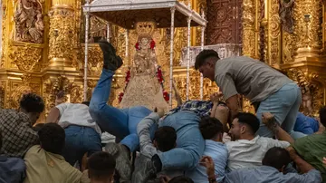 Los almonteños saltan la reja en la ermita a las 2:57 horas haciéndose con el paso de la Virgen del Rocío y dando inicio a una procesión por la aldea almonteña de El Rocío (Huelva).
