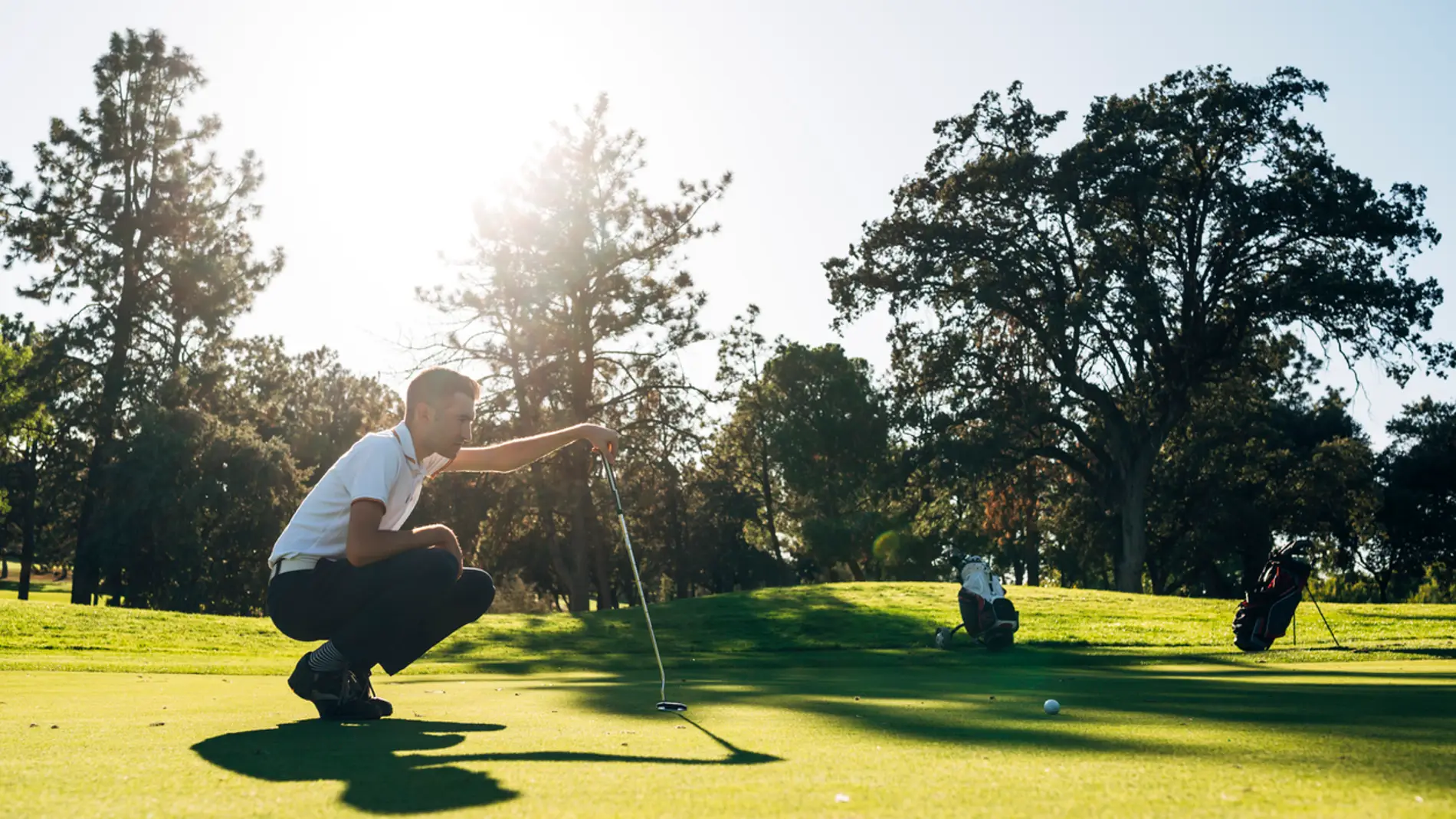 Joven jugando al golf Joven jugando al golf