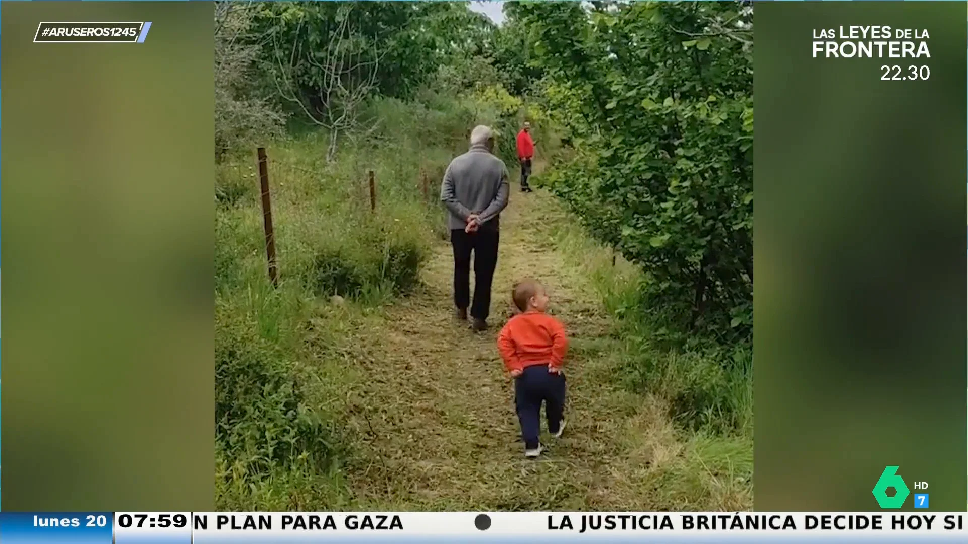 El gracioso vídeo de un niño que imita la forma de caminar de su abuelo: manos a la espalda y a andar