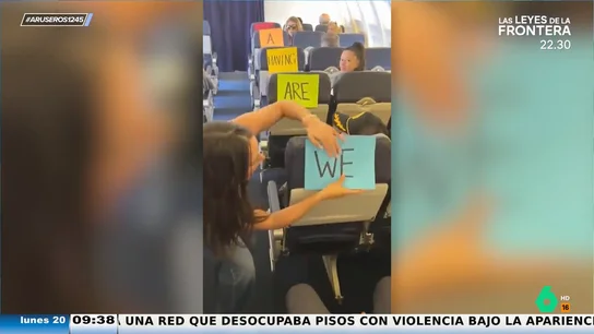 Anuncia a su marido que va a ser padre en mitad de un vuelo pegando carteles con el mensaje en los asientos Anuncia a su marido que va a ser padre en mitad de un vuelo pegando carteles con el mensaje en los asientos