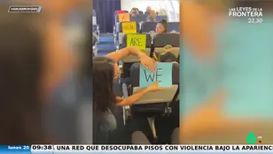 Anuncia a su marido que va a ser padre en mitad de un vuelo pegando carteles con el mensaje en los asientos