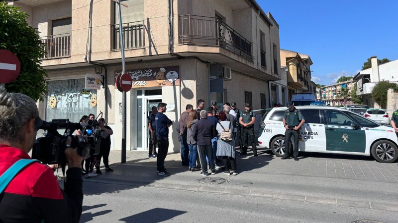 La Guardia Civil acude a la vivienda de Huétor Tájar donde un hombre mató a sus dos nietos y después se suicidó. 