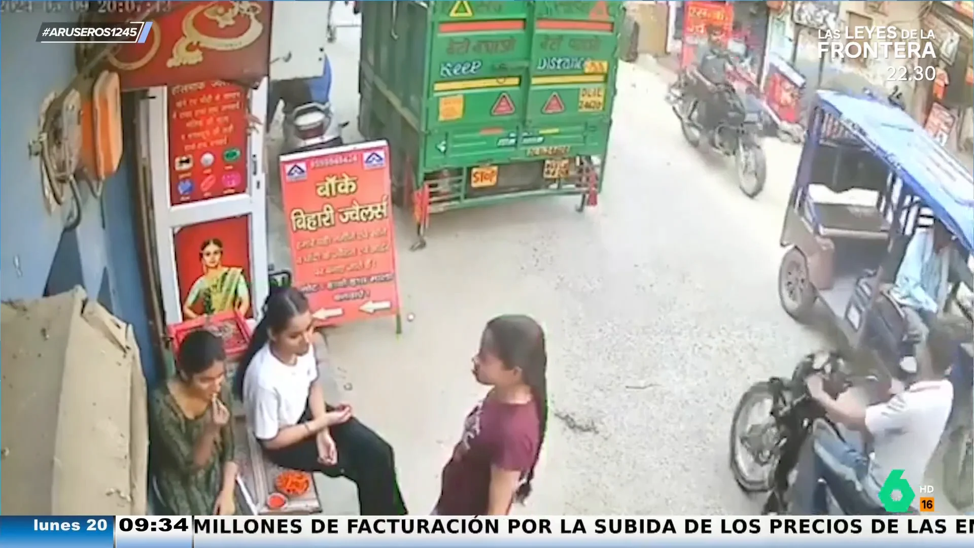 El impactante momento en el que dos vacas embisten a tres chicas en plena calle: "Evoluciona favorablemente"