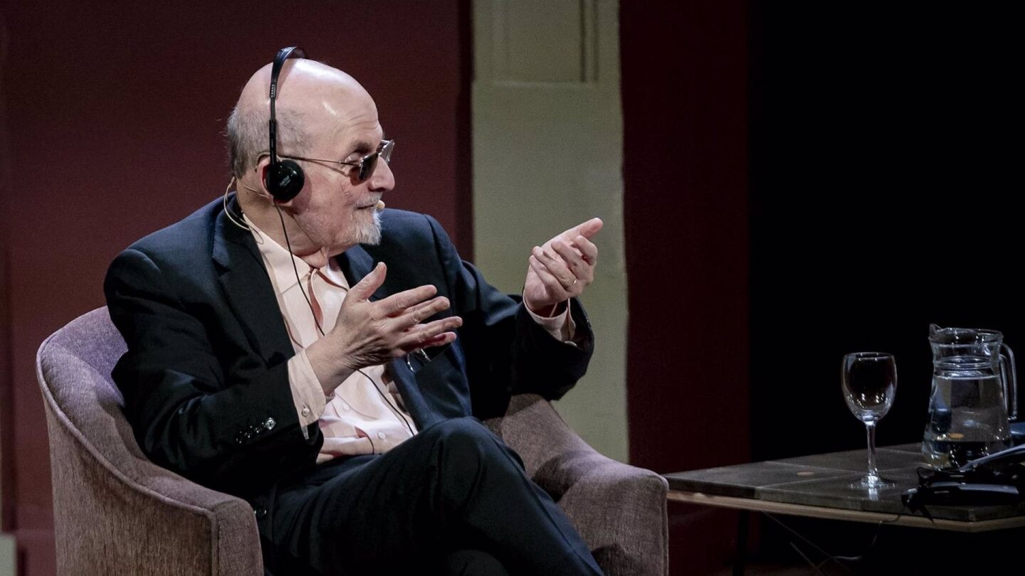 Salman Rushdie, tras la muerte de Raisi: "Lo único que sé de Irán es que intentaron matarme" Salman Rushdie, tras la muerte de Raisi: "Lo único que sé de Irán es que intentaron matarme"