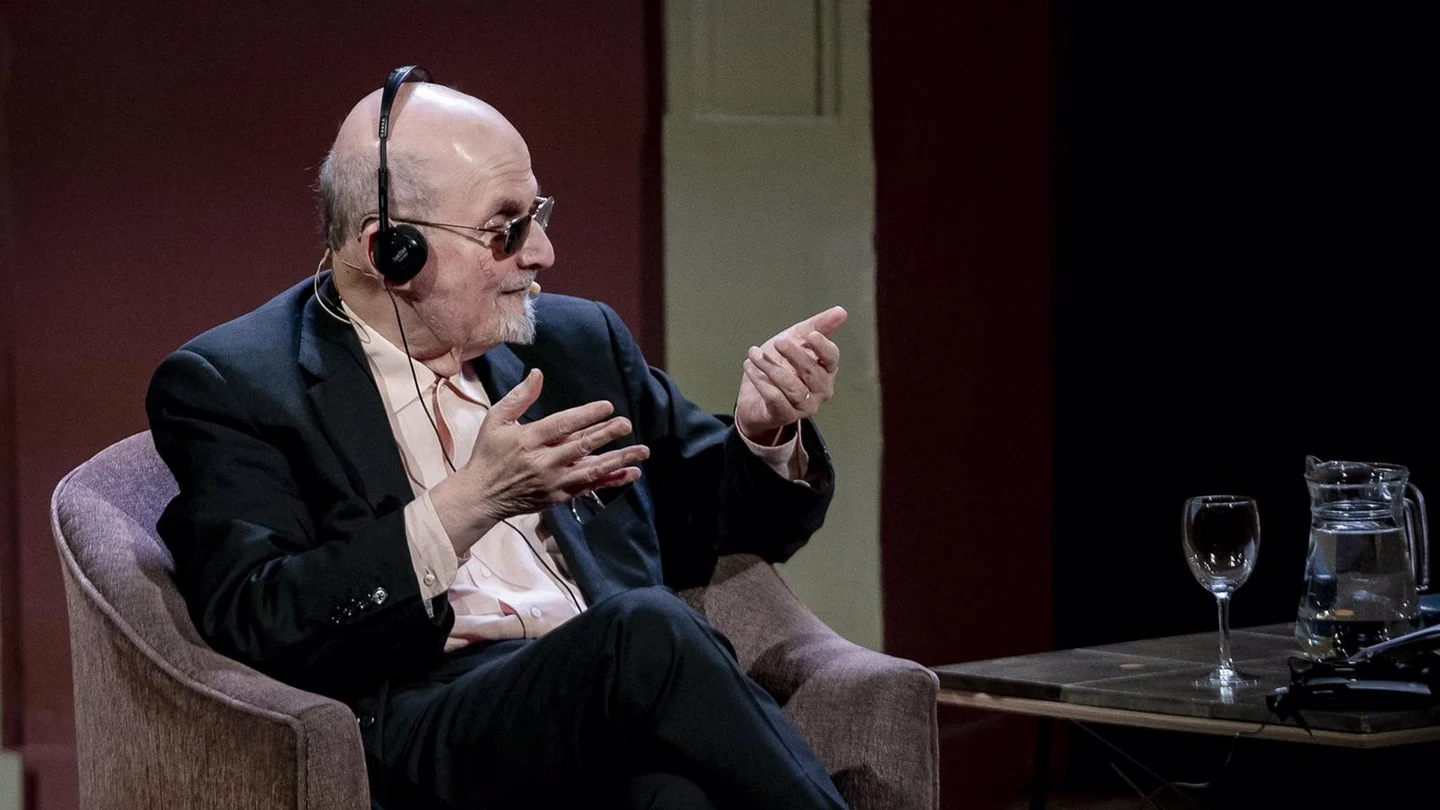 Salman Rushdie, tras la muerte de Raisi: "Lo único que sé de Irán es que intentaron matarme" Salman Rushdie, tras la muerte de Raisi: "Lo único que sé de Irán es que intentaron matarme"