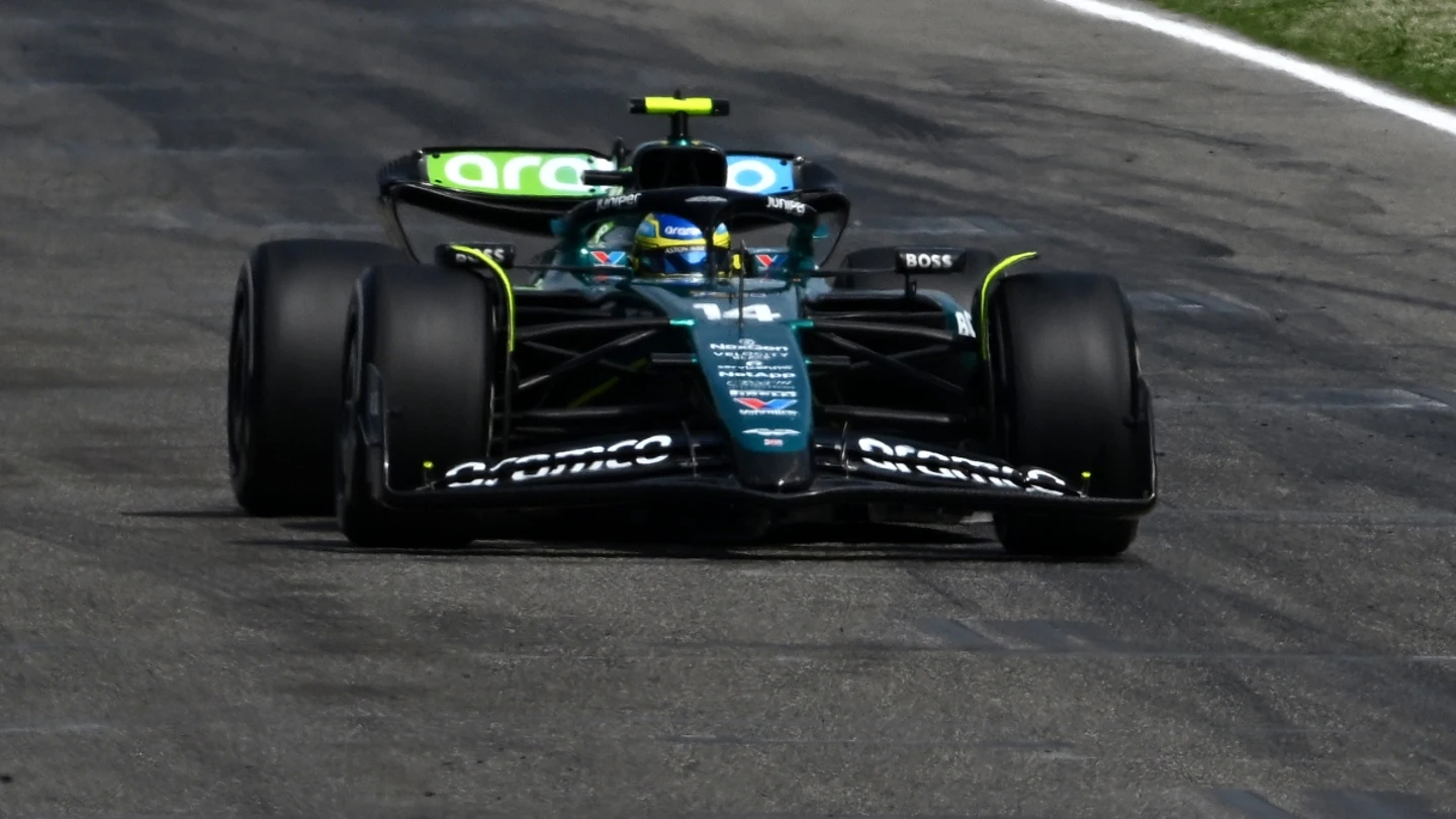 Fernando Alonso, con el Aston Martin Fernando Alonso, con el Aston Martin