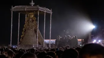 Los almonteños saltan la reja en la ermita a las 2:57 horas haciéndose con el paso de la Virgen del Rocío y dando inicio a una procesión por la aldea almonteña de El Rocío (Huelva). 