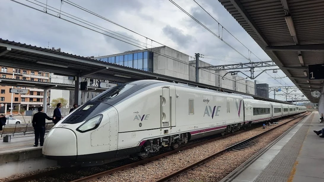 Renfe simula viajes comerciales con los nuevos trenes S106 Avril antes de su estreno en Asturias y Galicia.