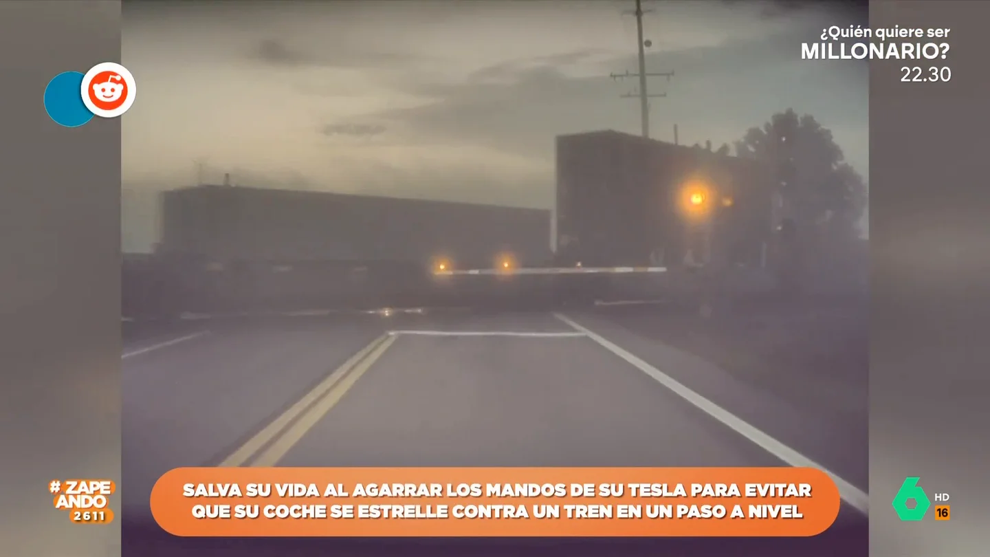 Un hombre se salva, por los pelos, de chocarse con un tren por culpa del piloto automático de su coche Un hombre se salva, por los pelos, de chocarse con un tren por culpa del piloto automático de su coche