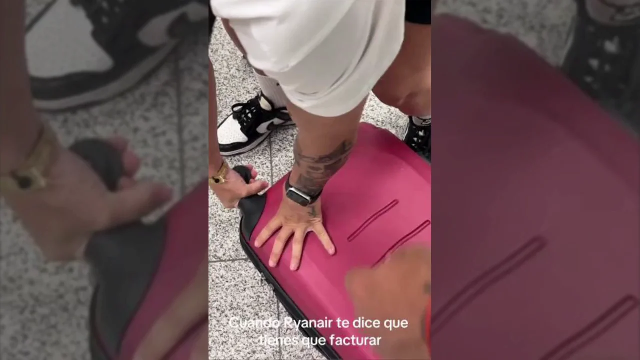 Un joven malague&ntilde;o arranca las ruedas de su maleta para no pagar a Ryanair 70 euros extra por facturarla: "Sale ganando"