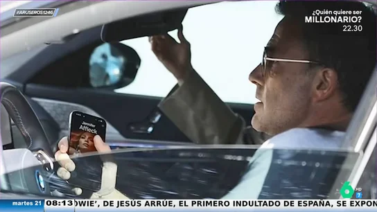 La pillada a Ben Affleck en su coche: la foto y el móvil con los que tiene guardada a Jennifer Lopez en el móvil La pillada a Ben Affleck en su coche: la foto y el móvil con los que tiene guardada a Jennifer Lopez en el móvil