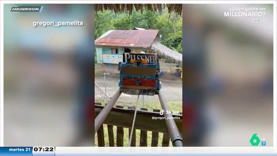 El viral método de un comercio para servirte una cerveza: llega por unos railes que conectan el bar con la terraza El viral método de un comercio para servirte una cerveza: llega por unos railes que conectan el bar con la terraza