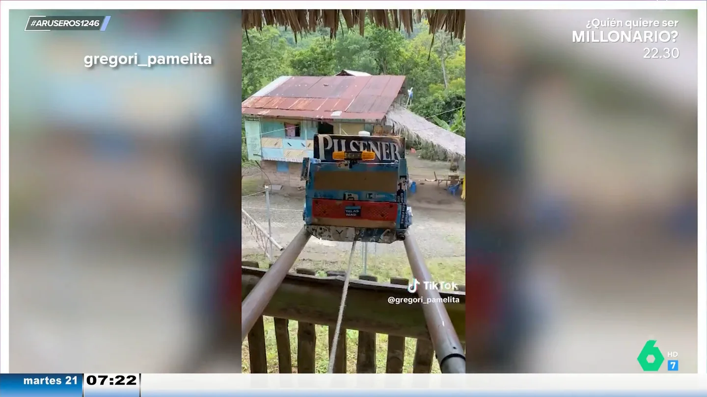 El viral método de un comercio para servirte una cerveza: llega por unos railes que conectan el bar con la terraza El viral método de un comercio para servirte una cerveza: llega por unos railes que conectan el bar con la terraza
