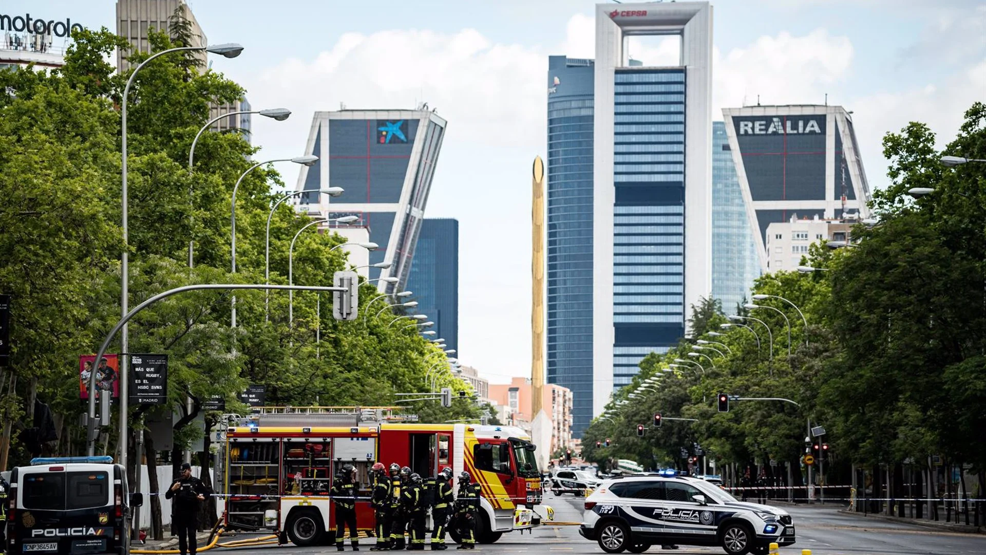 Atascos en la Castellana y afecciones en el transporte público en el exterior del Bernabéu